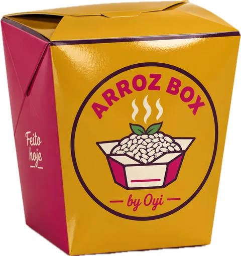 A mustard-gold Arroz Box takeaway box with magenta sides, printed with the Arroz Box by Oyi logo and the words “Feito hoje”